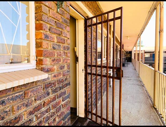 2 BEDROOM FLAT FOR SALE IN VEREENIGING CENTRAL